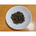 緑茶の茶ガラをよく絞って乾かす