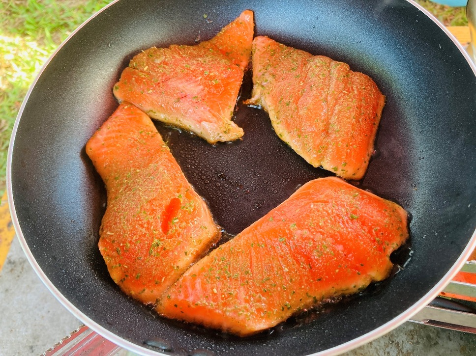 火にかけたらオリーブオイルを熱して1の鮭の切り身を並べ入れます