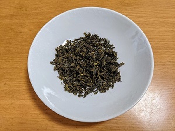 緑茶の茶ガラをよく絞って乾かす