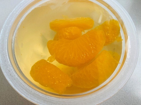 くだものごろんみかんゼリー/69円を開けてみたところ