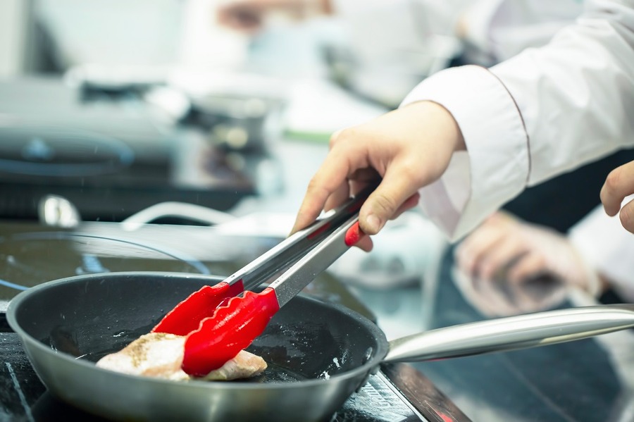 肉を焼くときにトングを使う