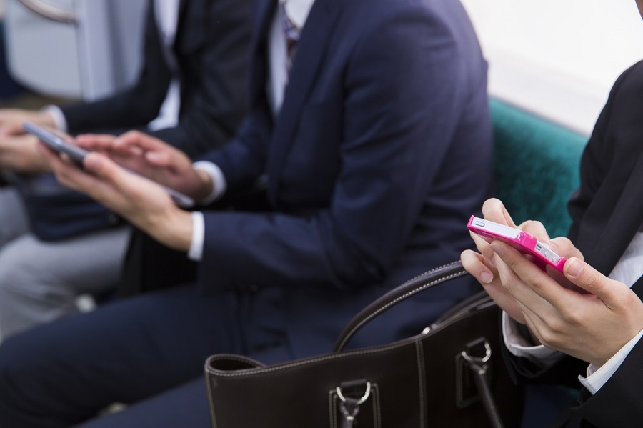 スマホの使い過ぎに注意　お金と時間を浪費する6つの習慣