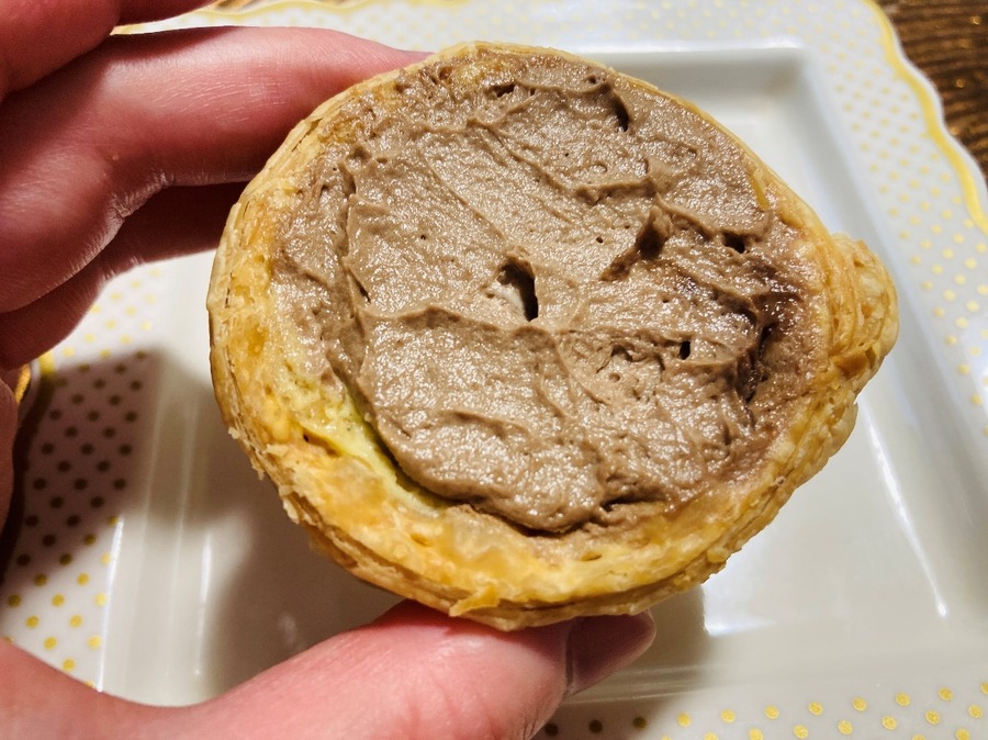 裏返すとチョコレートクリームがぎっしり