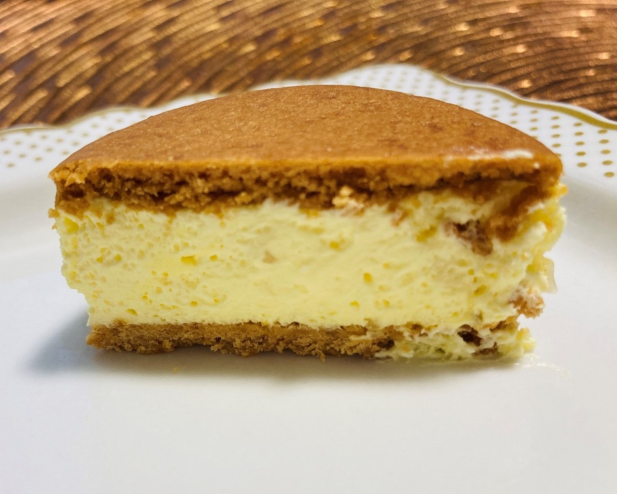 たっぷりレアチーズクリームが詰まっています
