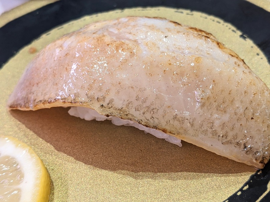 食品, テーブル, 座る, カップ が含まれている画像 自動的に生成された説明