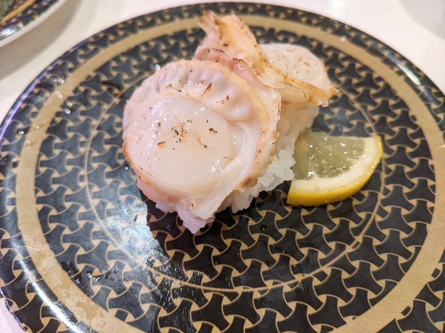皿の上の食べ物 自動的に生成された説明