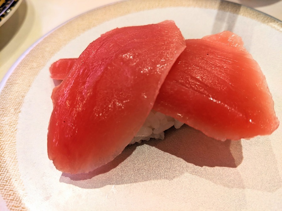 皿の上の寿司 中程度の精度で自動的に生成された説明