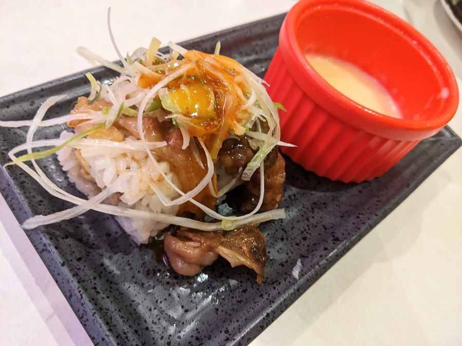 ボウルに盛られた料理 自動的に生成された説明