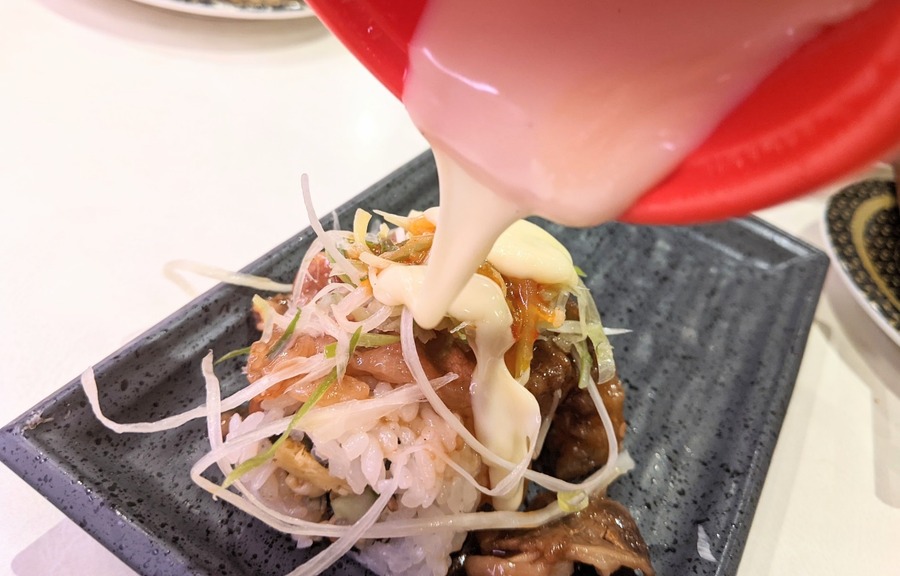食品, テーブル, 屋内, 座る が含まれている画像 自動的に生成された説明