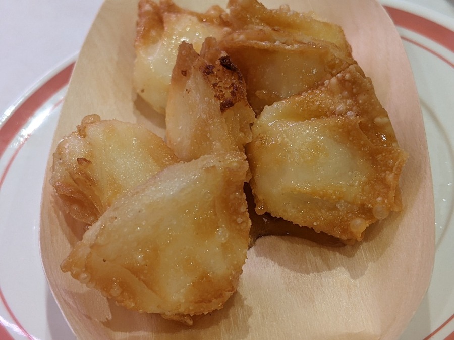 皿の上の食べ物 自動的に生成された説明