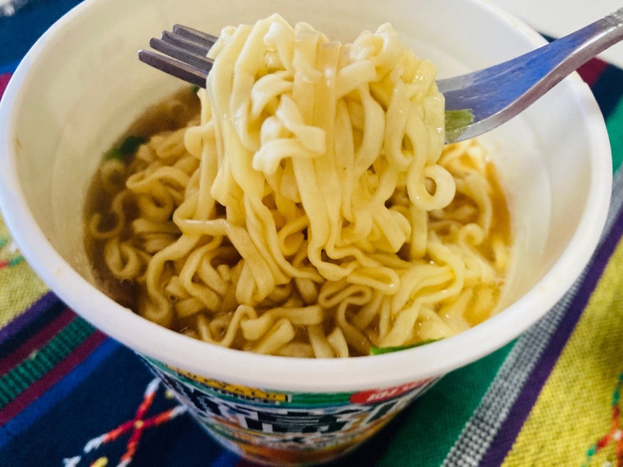 麺はごく普通の細めのちぢれ麺