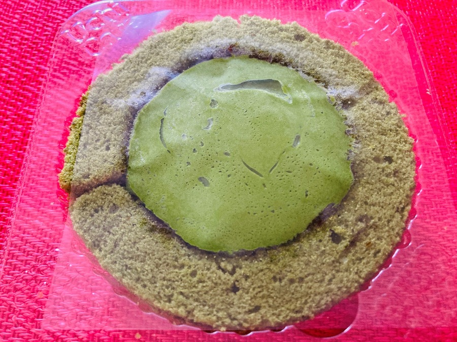 プレミアムロールケーキに比べると60円程高め