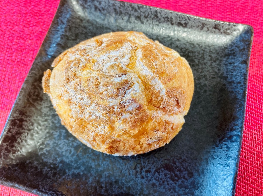 表面には細かい粉砂糖