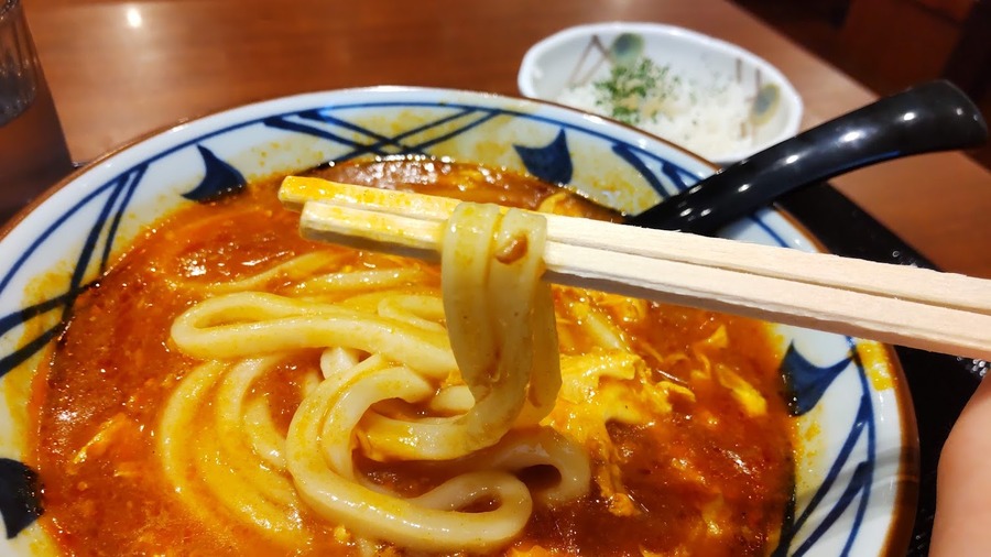 50日間の限定復活「トマたまカレーうどん（6/14まで）」　お得に食べる3つの攻略法、味変やみつきアレンジレシピを公開