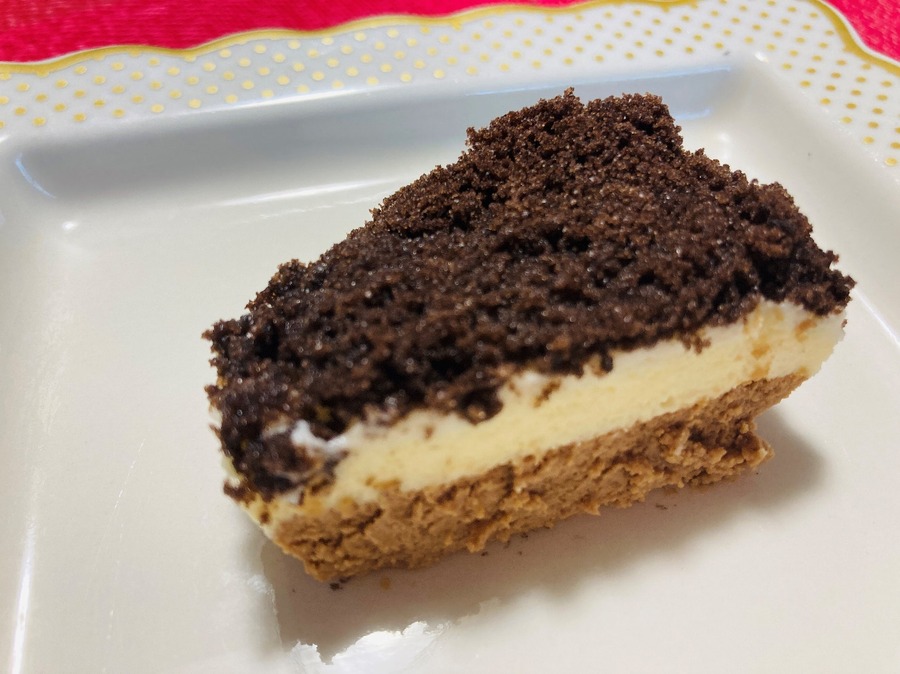 ショコラチーズケーキを縦半分に切ってみました。