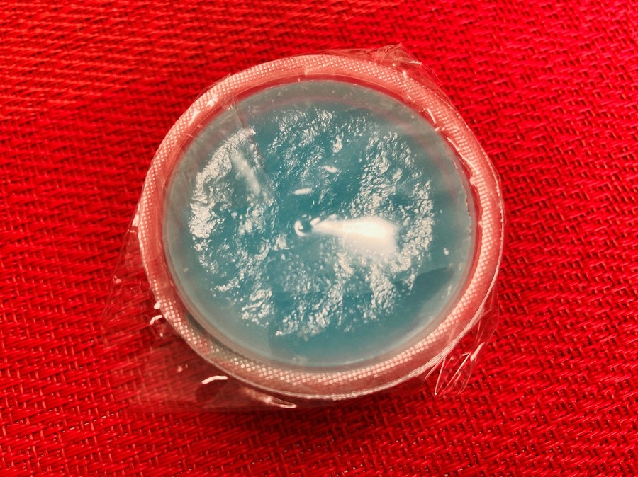 表面にフィルムが貼られています
