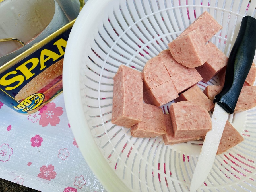 スパム入りオムレツを作っているところ