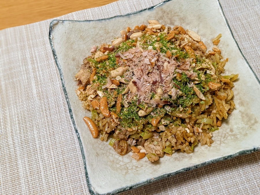 柿の種を砕いてまぶす「そばめし」