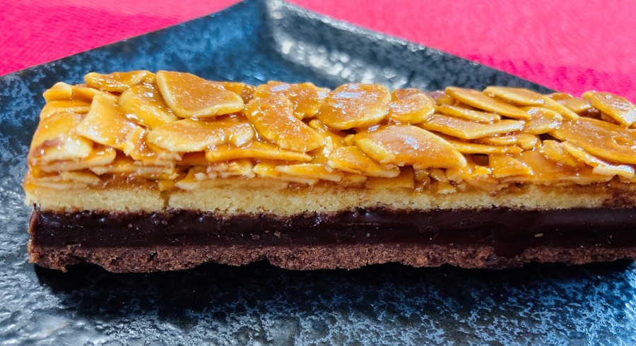 フロランタンの下に3種類のケーキ