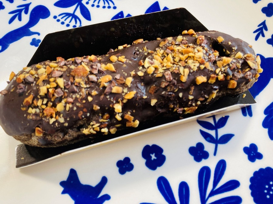 細かく砕かれたナッツがたっぷりトッピング