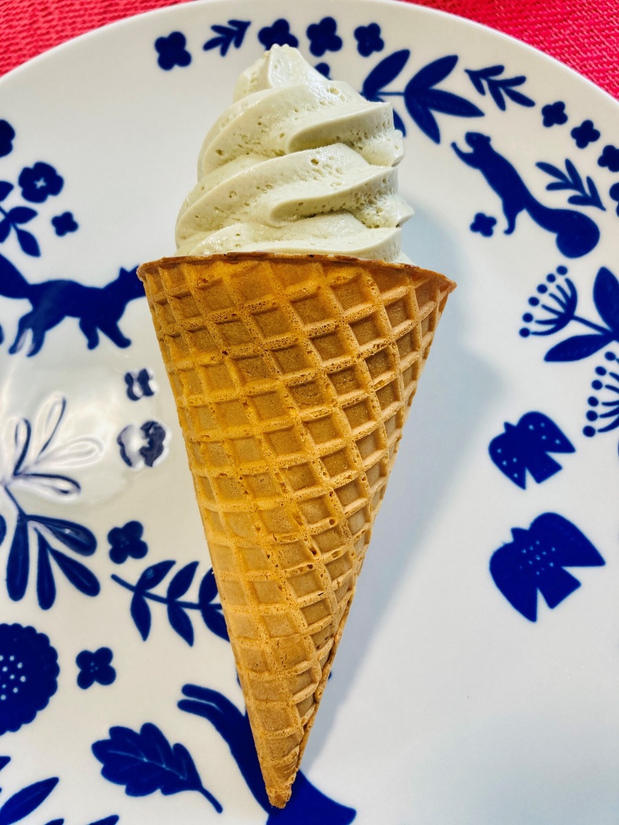 持ちやすいサイズ感のワッフルコーン