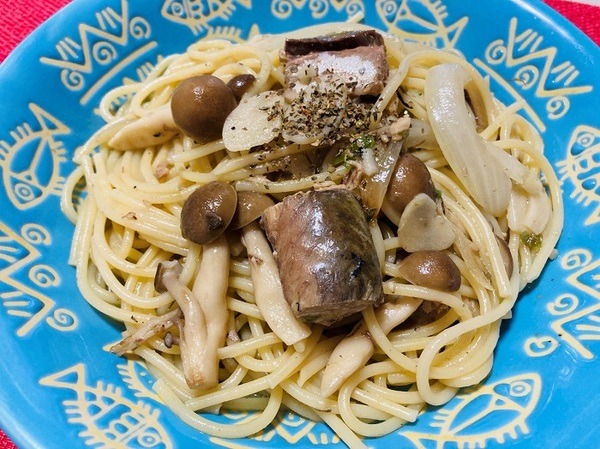 鯖缶と青いにんにく辣油の和風パスタ