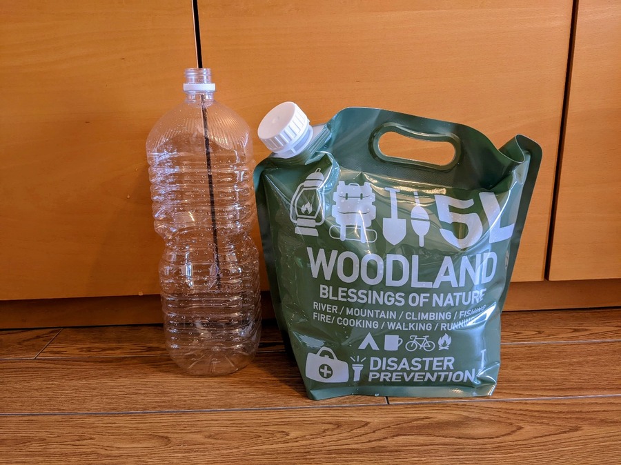 5Lの折り畳みタンクと2Lボトルを比較