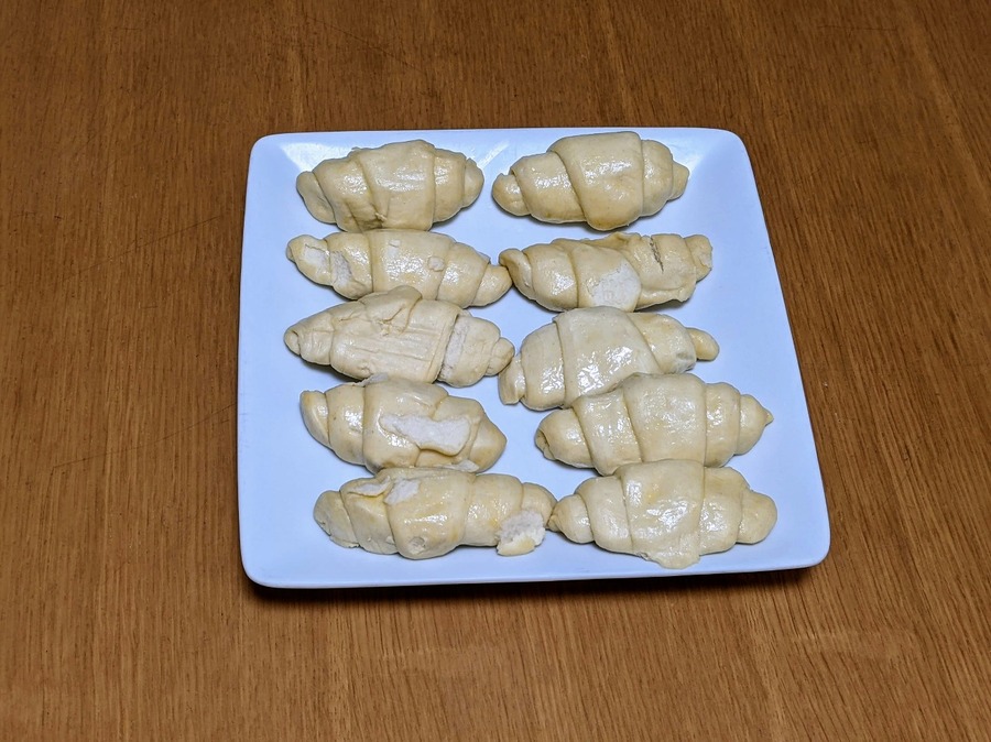 必要な個数分を、くっつかないように皿に並べます