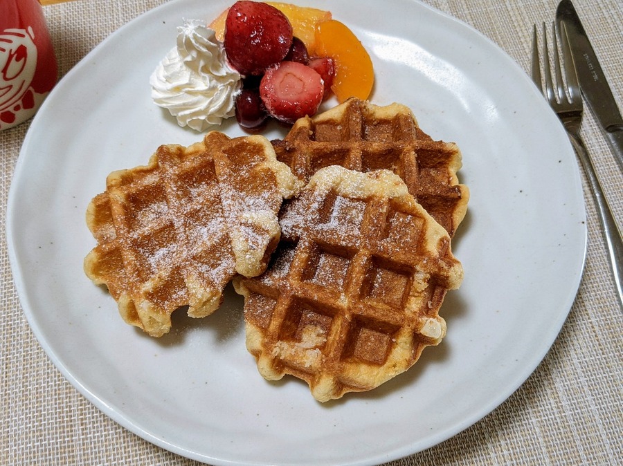 ホイップクリームとフルーツを添えて