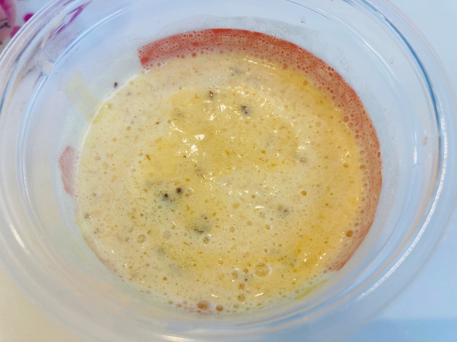 黒いポツポツとした固形物はチョコチップ