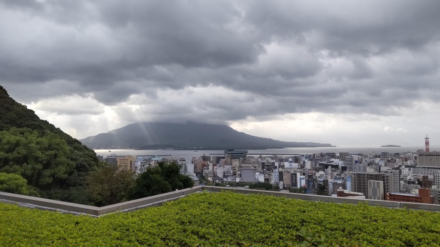 桜島を照らす日光は「天使の階段」