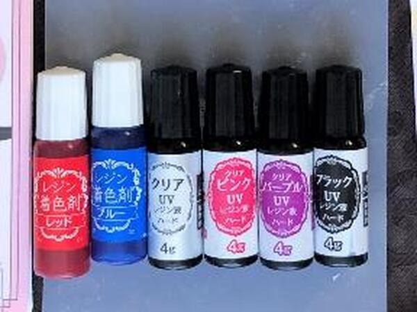 台の上にある数種類の瓶 自動的に生成された説明