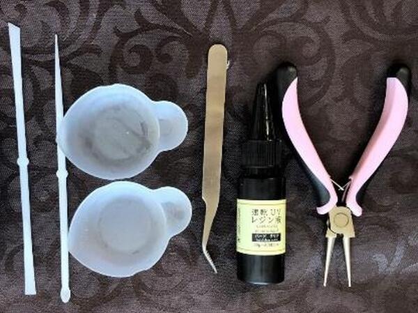 テーブル, 座る, 小さい, 皿 が含まれている画像 自動的に生成された説明