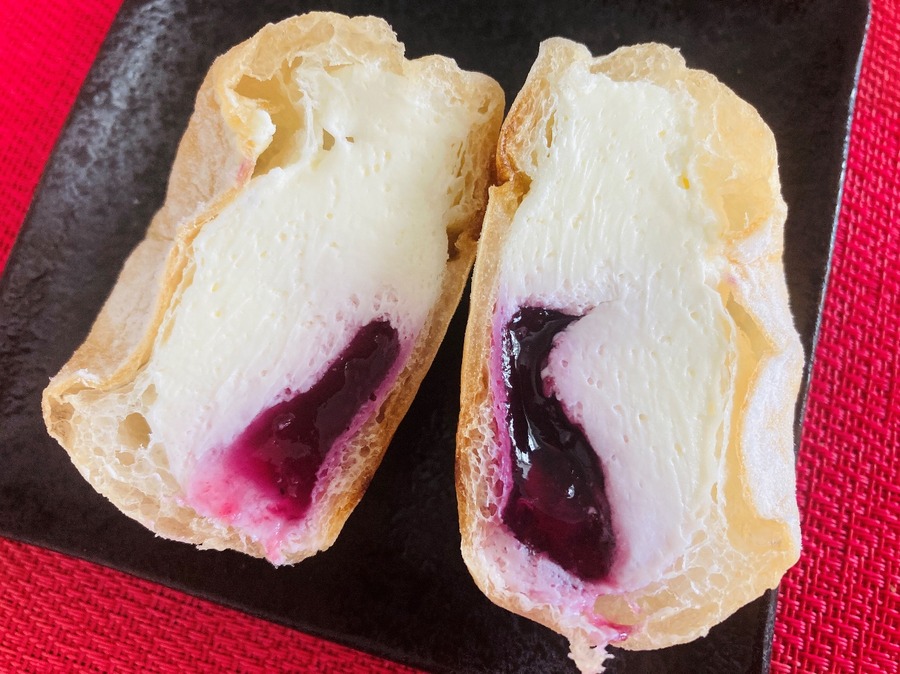 シュー生地の中にレアチーズクリーム