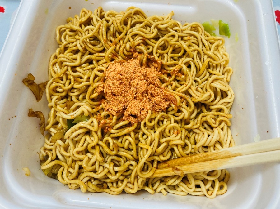 お好みで辛味ふりかけをトッピングして完成