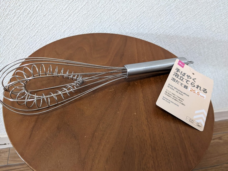 すばやく泡立てられる泡だて器