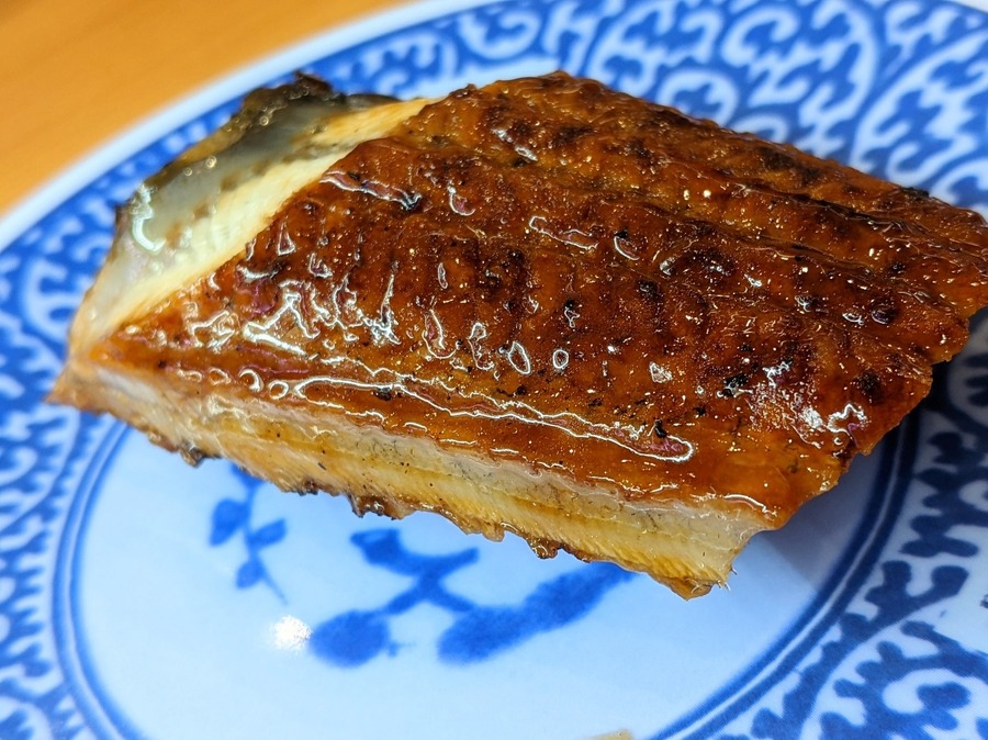 皿の上の食べ物 自動的に生成された説明