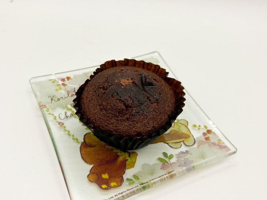 ダブルチョコマフィンをお皿に盛りつけた