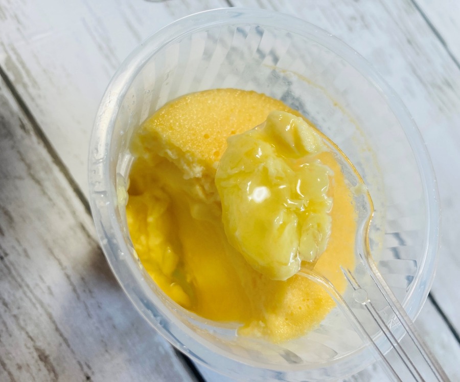 底面にはシャインマスカット入りのソース