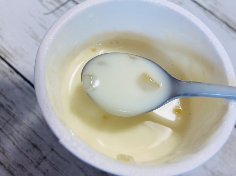 細かく刻まれた白桃と黄桃の果肉