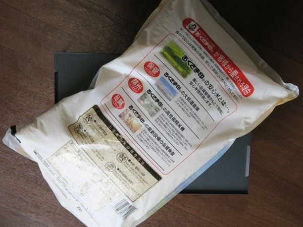 5kgの米袋を、テーブルの上においてみた