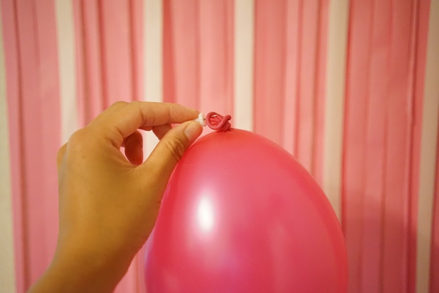 結び目を画鋲で刺し、壁にとめる