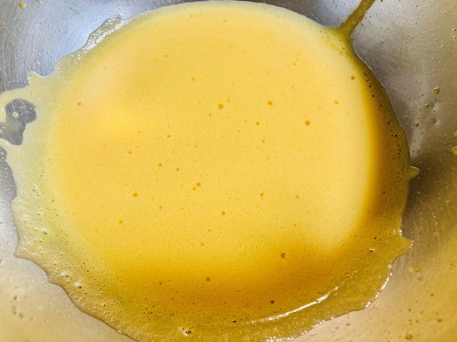 ボウルに全卵・塩・味の素・練りからしを加えます