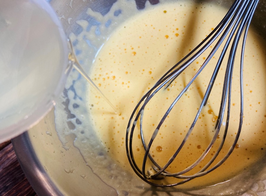 白身が残らないよう泡立て器でしっかり混ぜ合わせます