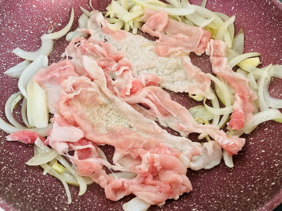 しんなりするまで炒めます