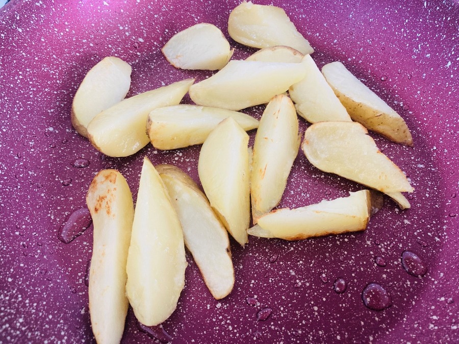 焼き色がついたら一旦お皿に移しておく