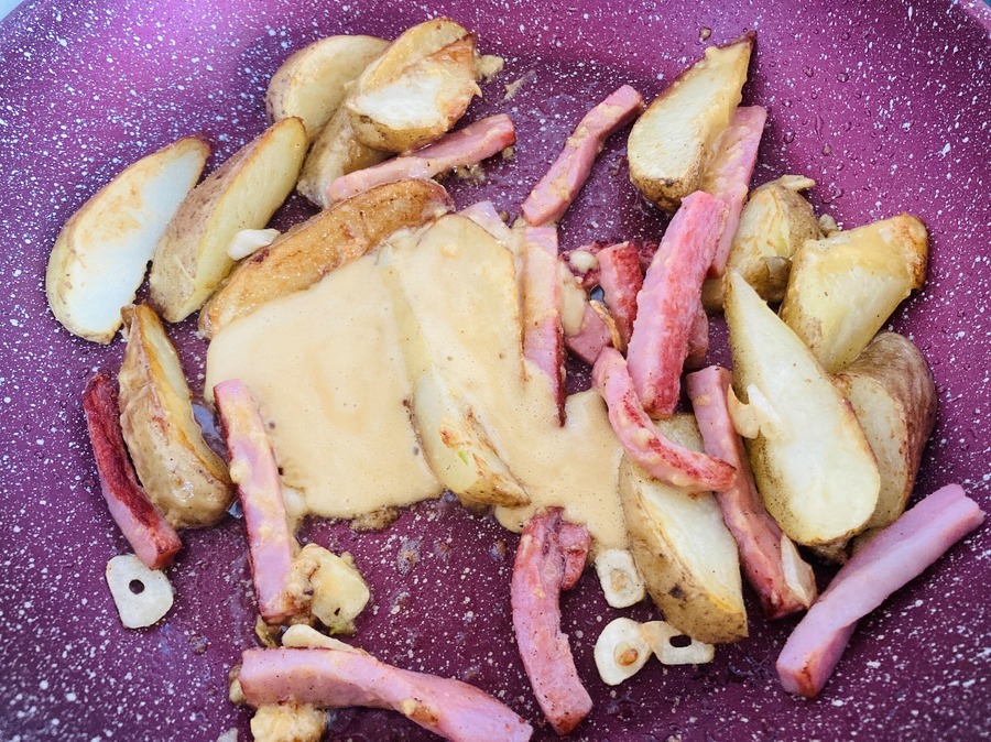 太めの短冊切りにしたベーコンを加えます