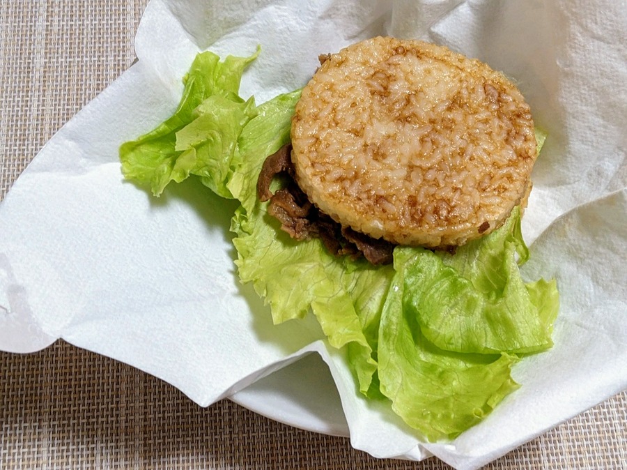 見た目と味わいをモスバーガーに近づけるなら、レタスを挟むと良い