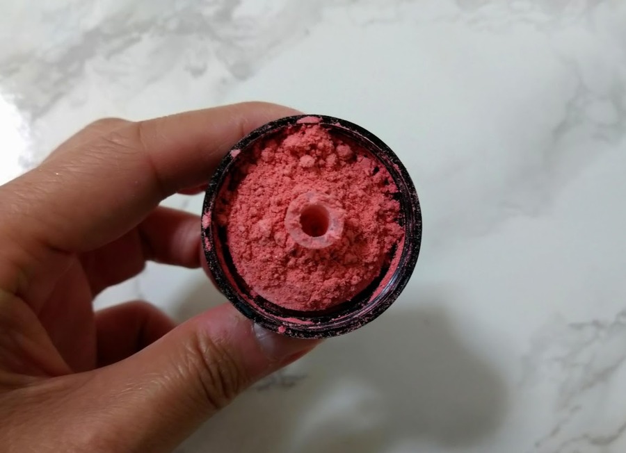 穴にパウダーをつめてポンポン