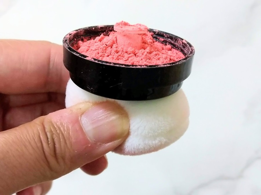 パウダーをパフになじませる